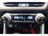 ★運転席と助手席でそれぞれお好みに合わせて温度設定が行えるフルオートエアコンです。外気温や室温、日射量を感知し、吹き出し温度、風量を緻密に制御します
