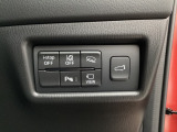 各種機能の切替スイッチは運転席パネル下に集約されています。任意で切り替え可能なため状況に合わせてお使いください。