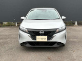日産のブランドを象徴するVモーショングリルです。