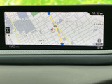 見やすい地図表示で、運転中でもスムーズなルート確認が可能です。周辺情報も充実しており、目的地までの道案内をしっかりサポートします。