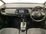 車内は光触媒抗菌消臭施工済です。インパネ周りはスタイリッシュなデザインで機能や装備も充実しています。グローブボックスやカップホルダーのほかにトレーなどたくさんの収納スペースが付いています。