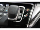 インパネシフトだから視線の移動も少なく足元もスッキリ♪運転席もゆったりしているのでゆとりを持ってドライブできますね!