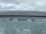 2つのカメラで前方の車両や歩行者を検知し、衝突のおそれがあると判断すると、ブザー音やメーター内の表示で警告。衝突の可能性が高まると、自動でブレーキをかけ、衝突の回避または衝突時の被害軽減を図ります。