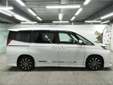 両側パワースライドドア付きだから、狭い駐車スペースなどでの 乗り降りラクラク!小さなお子さまのいるご家庭には嬉しい装備。