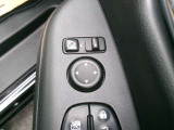 電動格納式ミラーなので、対向車などとのすれ違い時にも便利です。