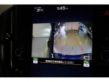 後方の視認性を高めるリヤビューカメラを搭載。死角となる左前の映像を同時に映しだせますので便利です。