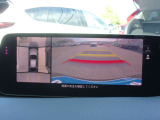 360度ビューカメラを搭載。4方の小型カメラの映像を処理し、車両真上からの映像に変換しています。