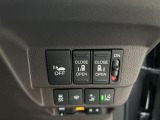運転席の手元で両側スライドドアの開閉操作が可能です。