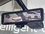 スマートルームミラーも付いています。後方ピラーや荷物、後席に同乗している方や曇りなど視界が遮られた場合でも後方カメラからの映像で安全確認をすることができます。