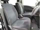 運転席・助手席まわりです。ゆったりと座って頂けるシートで快適です。