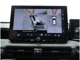 サイドクリアランスビュー表示中に、旋回時の運転操作に合わせて自動で車両を斜め後方から見たような映像を表示。