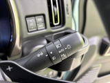 操作しやすい位置に配置されたウインカーレバー。スムーズな操作で安全な車線変更をサポートします。直感的な操作感で安心です。