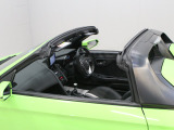 【オープンカー】ルーフを開けて走れば普通の自動車では味わうことのできない開放感を得ることができます。 自然が豊かな場所で走れば、心地よい風や自然の匂いなどを感じることができるといえます。