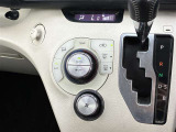オートエアコンは温度を設定するだけで、自動で風量などを設定してくれます。運転しながら操作も必要ないので、安全性も向上します。