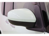 バイカラーがお洒落なサイドミラーは電動格納ミラー。運転席からのボタン操作で格納できます。立体駐車場などに入る場合は、あると便利ですよ。