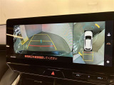 複数のカメラの映像をもとに、クルマを真上から見ているような映像をドライバーに提供し駐車をサポートする機能です。