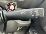 操作しやすい位置に配置されたウインカーレバー。スムーズな操作感で、安全な車線変更をサポートします。使いやすさを重視した設計です。