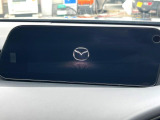 【8.8インチマツダコネクト】車内の雰囲気にマッチした大型のディスプレイ。スマホ接続でのナビ使用やBluetooth再生等、様々な機能が楽しめます。直感的なダイヤル操作が可能で、使い勝手も良好です。