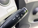 操作しやすいウインカーレバーは、スムーズな車線変更をサポート。ヘッドライトの操作も直感的に行えます。安全な運転に貢献します。