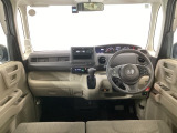 【前方視界】開放的な前方視界!運転がしやすく疲れにくいです♪窓が大きく、見通しがとっても良いおクルマですよ♪