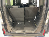 後席のシートをスライドさせると荷室空間を広げられます