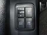 モーター走行のEVモード。エアコン系も制御し、更に燃費を改善するECOモード切り替えもついてます。