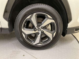 純正のアルミホイール装着。サイズは225/60R18です。