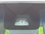 【スマートアシスト】走行中に前方の車両等を認識し、衝突しそうな時は警報とブレーキで衝突回避と被害軽減をアシスト。より安全にドライブをお楽しみいただけます。