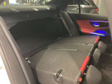 メルセデスのシートは少し硬めになっております。長時間の運転の際、適度な反発があることでお尻や腰の負担を減らす効果が御座います。
