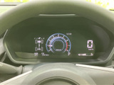 視認性の高いメーターパネルは、運転に必要な情報を一目で確認できます。洗練されたデザインで、快適な運転空間を演出します。