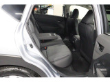 広さ十分のクロストレックの後席です。車高が高いので乗り降りが楽です。乗り込むというよりは座るという感じになりますので、ご年配の方にもやさしクロストレックの後席です。