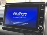 高精細なディスプレイが、運転中の情報提供とエンターテインメントをサポートします。快適なドライブをさらに楽しめます。