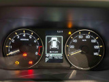 様々な車両情報を表示できるTFTマルチインフォメーションディスプレイを中央に配した視認性の高い大型2眼メーターです