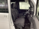フィット感のあるシート。しっかりと支えてくれるので、長時間の運転を快適にサポートしてくれます。