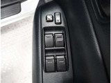 パワーウィンドウ装備!ドアの内張りにある昇降スイッチで、電動で窓の開閉ができます♪やっぱりあると便利な装備ですね♪