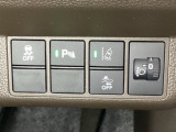 ハンドルの右側にはヘットライトリベライザーとHondaセンシング用のメインスイッチがついています。ヘッドライトリベライザーは道路状況や積荷の加重に応じてライトの高さを調節できます。