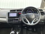 ドライバーの操作性・視認性に配慮した運転席。