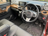 運転席からの視界は広く、運転しやすい環境です。上質な素材が使用され、快適なドライブをサポートします。操作系の配置も直感的で分かりやすいです。