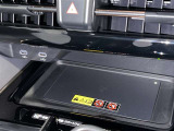 ワイヤレス充電機能で接続の手間いらず。スマートフォンなどをワイヤレスで充電可能です。