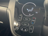 【オートエアコン】一度お好みの温度に設定すれば、車内の温度を検知し風量や温度を自動で調整。暑い&hellip;寒い&hellip;と何度もスイッチ操作をする必要はありません。快適な車内空間には必須の機能ですね♪