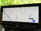 目的地までスムーズに!高精細な地図表示で、運転をサポートします。周辺情報も確認でき、初めての道も安心してお出かけできますね。