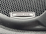 ●ALPINE製サラウンドシステム:モデル毎に最適な調整が施された、人気のサウンドシステムです。通常のスピーカーと比較しても音の広がりが感じられます。是非ご来店の上ご体感ください。