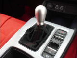 高剛性6速マニュアルトランスミッションが、シフトチェンジが小気味よく決まるダイレクトな操作感を実現する。アルミ削り出しのシフトノブは握りやすいティアドロップ形。