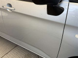 右フロントドアは修理されております