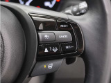 ◆アダプティブクルーズコントロール◆予め設定した車速内でクルマが自動的に加減速。前走車との適切な車間距離を維持しながら追従走行します。【LKAS】車線維持支援システムでステアリング操作を支援。