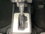 「e:HEV」搭載車です。日常シーンのほとんどをモーターで走行し、高速クルージングなどモーターよりもエンジンの方が効率が良い領域はエンジンで走行、あらゆる領域で優れた燃費走行を実現します。