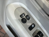 狭い駐車場で便利な電動格納ドアミラーが付いています。