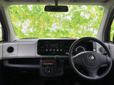 運転席からの視界は広く、運転操作もスムーズに行えます。シートの素材も肌触りが良く、快適なドライブをサポートします。
