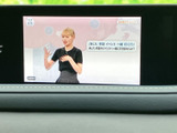 停車中に、地上デジタル放送などを楽しめるTV機能。ドライブ中の休憩時間や待ち時間に、エンターテイメントを満喫できます。快適な時間を過ごせますね。