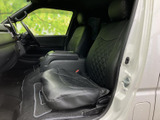 運転しやすい視界と、操作しやすい配置が特徴です。広々とした室内空間で、快適な運転をサポートします。安全運転をサポートする機能も充実しています。